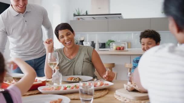 多世代混合レース家族一緒に自宅でテーブルの周りに食事を食べる スローモーションで撮影 — ストック動画