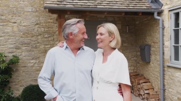 誇り高き先輩夫婦が家の前のドアの外に立っての肖像 スローモーションで撮影 — ストック動画