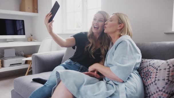 Starší Matka Dospělou Dcerou Sedí Doma Pohovce Pózuje Pro Selfie — Stock video