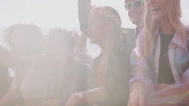 Groupe Jeunes Amis Dansant Derrière Des Barrières Sur Site Festival — Video