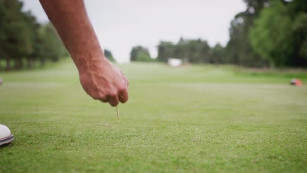 Close Golfista Masculino Maduro Colocando Bola Golfe Tee Tiro Câmera — Vídeo de Stock