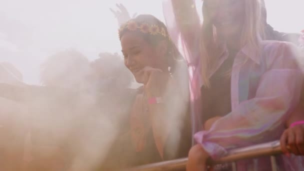 Groep Jonge Vrienden Dansen Achter Barrières Muziekfestival Site Met Rook — Stockvideo