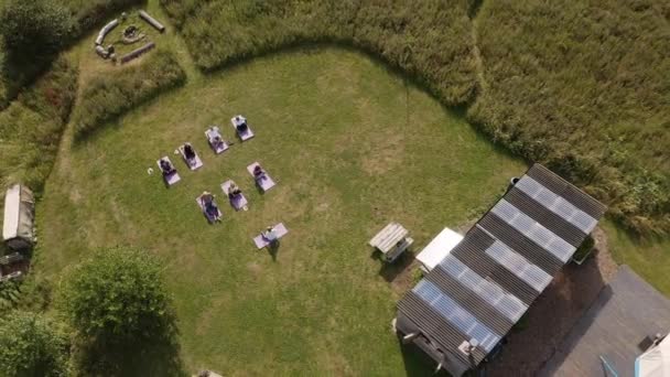 Снимок Беспилотника Взрослой Группы Посещающей Занятия Йогой Открытом Воздухе Сельской — стоковое видео