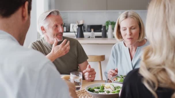 父母年事已高 子女长大成人的家庭一起坐在家里吃饭 动作缓慢 — 图库视频影像