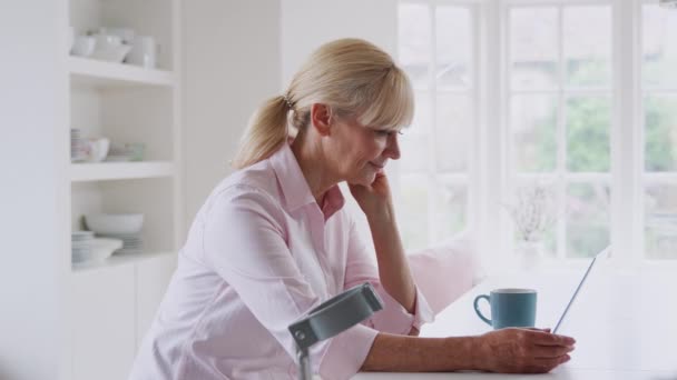 Volwassen Vrouw Met Behulp Van Krukken Thuis Werken Laptop Het — Stockvideo