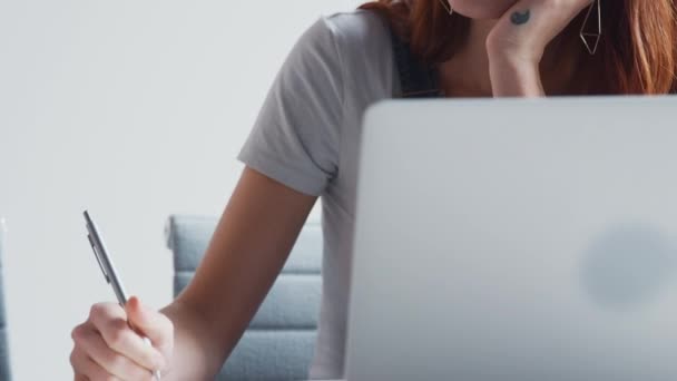 Casual Geklede Jonge Zakenvrouw Werkt Aan Laptop Het Schrijven Van — Stockvideo