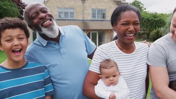 Portret Uśmiechniętej Pokoleniowej Mieszanej Rodziny Rasy Dzieckiem Stojącym Ogrodzie Domem — Wideo stockowe