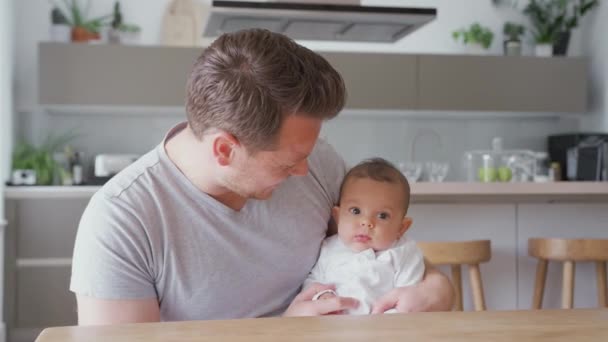 Liefdevolle Vader Houdt Maanden Oud Dochtertje Zitten Keuken Thuis Neergeschoten — Stockvideo