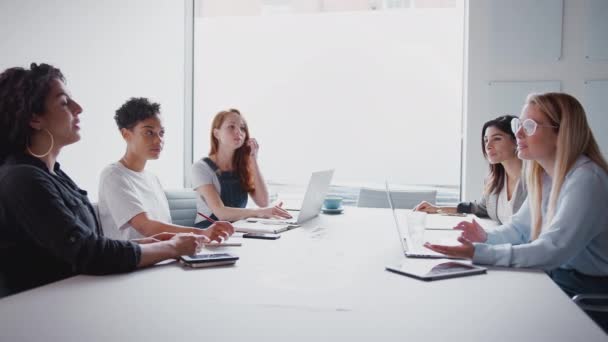 Camera Tracks Meeting Room Table Casually Dressed Young Female Business — Stock Video