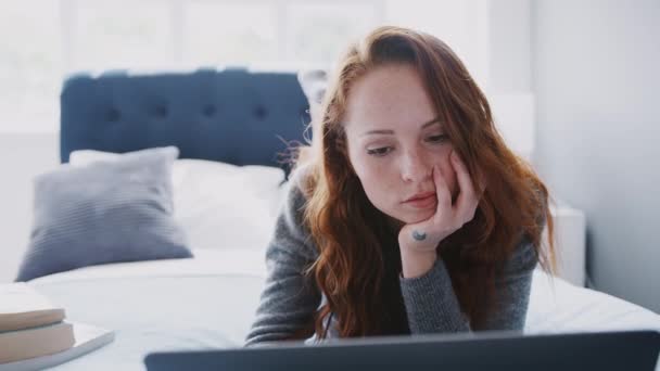 Női Főiskolai Hallgató Fekszik Ágyon Visel Dolgozik Laptop Lelassult Felvételen — Stock videók