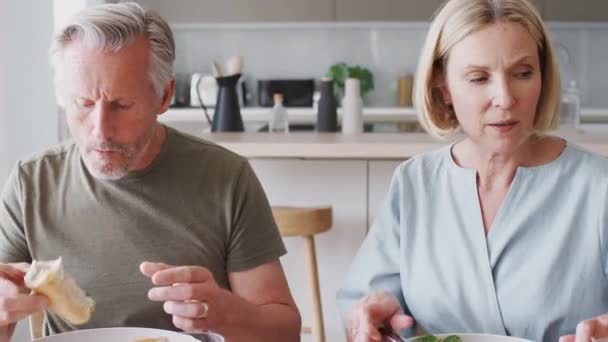 Familj Med Äldre Föräldrar Och Vuxna Avkommor Sitter Runt Bordet — Stockvideo