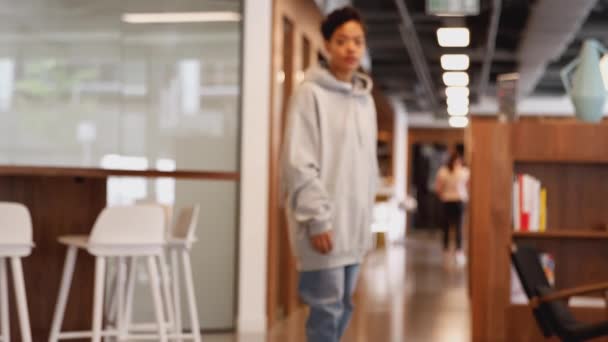 Πορτρέτο Της Άνετα Ντυμένος Νεαρή Επιχειρηματίας Skateboarding Στο Σύγχρονο Γραφείο — Αρχείο Βίντεο
