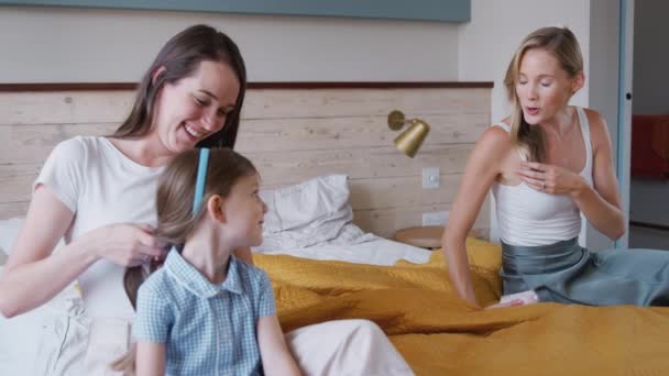 同性伴侣带着女儿到学校准备在卧室里聊天 动作缓慢 — 图库视频影像