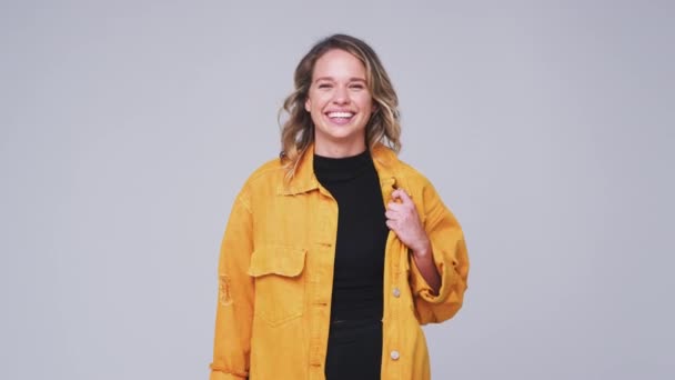 Foto Ângulo Largo Jovem Mulher Sorrindo Rindo Câmera Contra Fundo — Vídeo de Stock