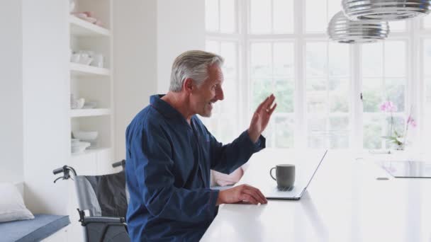 Senior Gehandicapte Man Rolstoel Thuis Met Videogesprek Met Behulp Van — Stockvideo