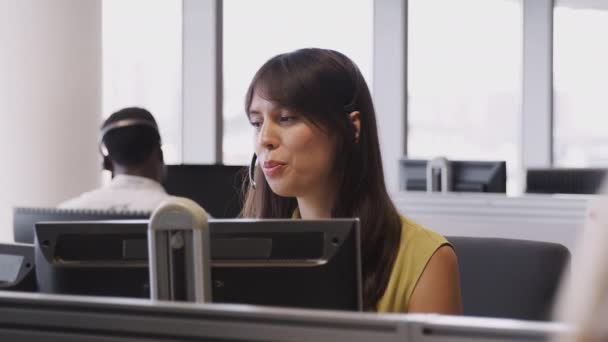 Tracking Shot Mujer Negocios Con Auriculares Trabajando Centro Llamadas Hablando — Vídeo de stock