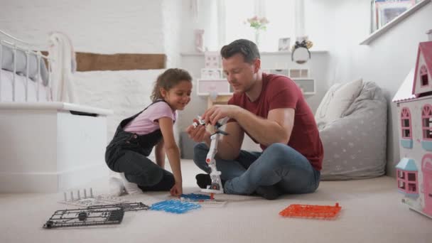 Baba Kızı Yatak Odasında Oturmuş Inşaat Setinden Robot Yapıyorlar Ağır — Stok video