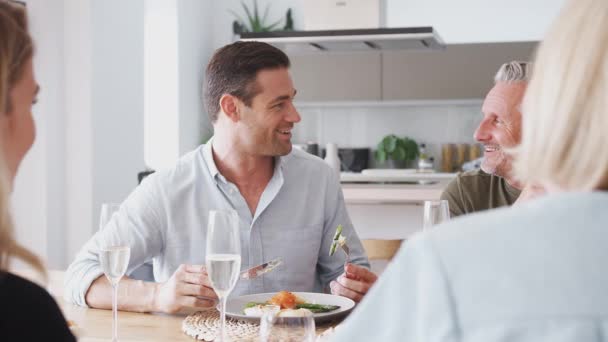 Gezin Met Senioren Ouders Volwassen Nakomelingen Zitten Rond Tafel Genieten — Stockvideo