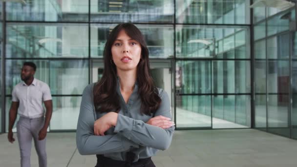 Retrato Una Mujer Negocios Pie Concurrido Vestíbulo Oficina Moderna Con — Vídeo de stock