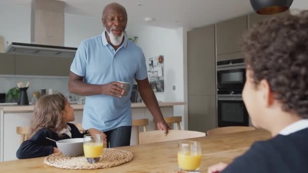 Avós Sentados Mesa Cozinha Com Netos Enquanto Tomam Café Manhã — Vídeo de Stock