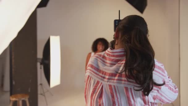 Modelo Posando Para Fotógrafa Feminina Sessão Fotos Estúdio Filmado Câmera — Vídeo de Stock