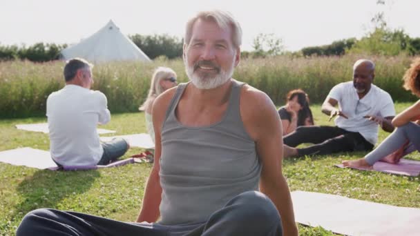 Porträt Eines Reifen Mannes Fitnessbekleidung Bei Einem Yoga Retreat Grünen — Stockvideo