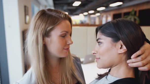 Zwei Lässig Gekleidete Junge Geschäftsfrauen Posieren Nebeneinander Für Ein Selfie — Stockvideo