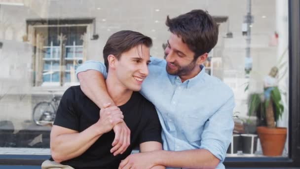 Amorevole Maschio Gay Coppia Data Abbraccio Fuori Caffè Negozio — Video Stock