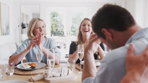 Familie Mit Älteren Eltern Und Erwachsenen Sprösslingen Heimischen Tisch Beim — Stockvideo