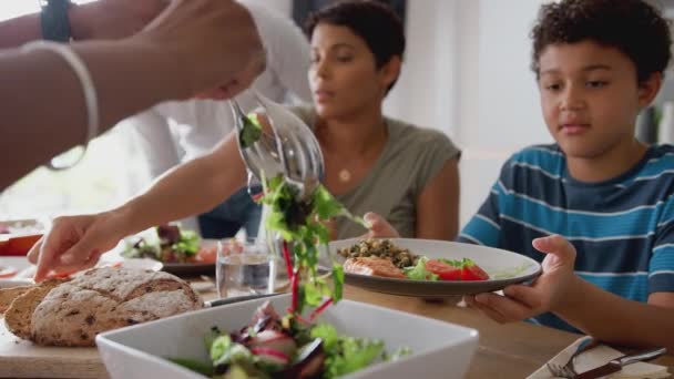 Repas Multigénérationnels Famille Mixte Autour Une Table Maison Tournés Ralenti — Video