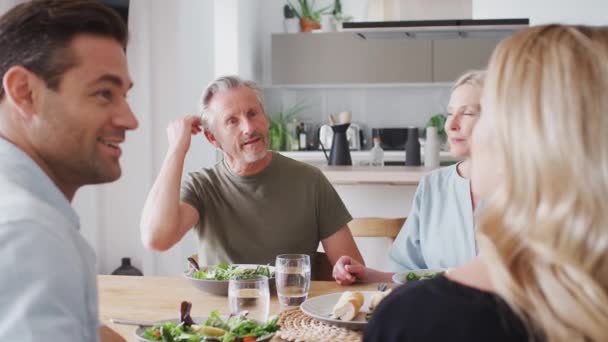 Famille Avec Parents Aînés Progéniture Adulte Assis Autour Table Maison — Video