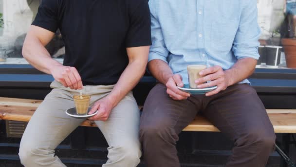 Закрыть Двух Друзей Мужчин Сидящих Возле Кафе Пьющих Кофе Вместе — стоковое видео