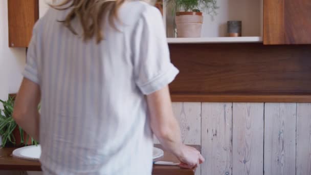 Opgewonden Vrouw Zoek Naar Positief Resultaat Zwangerschapstest Badkamer Schot Slow — Stockvideo