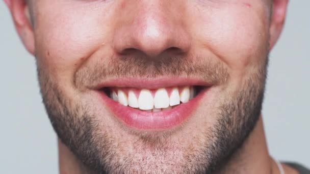 Закрыть Студийный Снимок Человека Идеальными Зубами Улыбающегося Камере Снятый Замедленной — стоковое видео