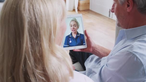 가집에서 디지털 태블릿을 천천히 사용하여 간호사와 온라인 상담을 — 비디오