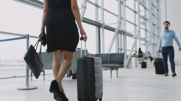 Empresarios Sentados Sala Salida Del Aeropuerto Con Equipaje Usando Teléfono — Vídeo de stock