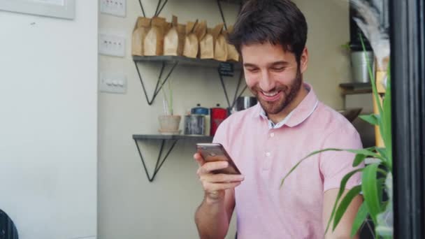 Ung Man Kafé Dricker Kaffe Och Kollar Meddelanden Mobiltelefon — Stockvideo