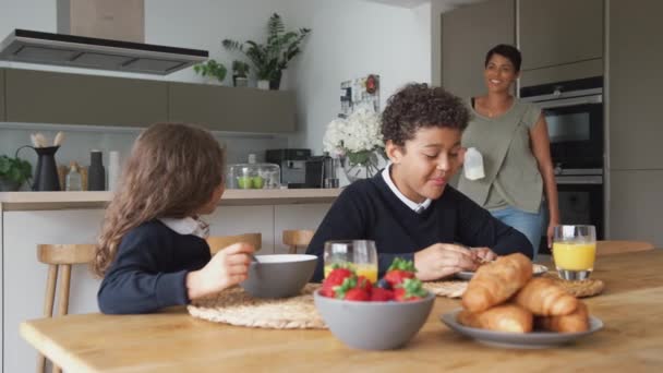 Mamma Hjälper Barn Med Frukost Köket Innan Går Till Skolan — Stockvideo