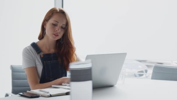 Fotoaparát Sleduje Ležérně Oblečená Mladá Podnikatelka Pracující Notebooku Moderní Kanceláři — Stock video