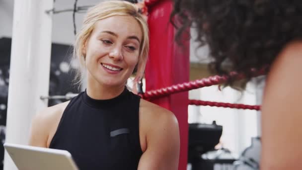 Entrenadora Personal Femenina Con Boxeador Femenino Comprobando Rendimiento Del Ejercicio — Vídeos de Stock