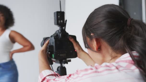 Model Poseren Voor Vrouwelijke Fotograaf Studio Die Beelden Laptop Aangesloten — Stockvideo