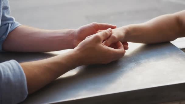 男同性恋情侣在约会时手牵手在咖啡店的亲密接触 动作缓慢 — 图库视频影像