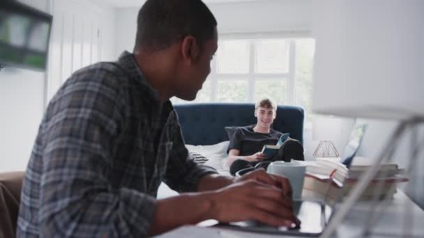 两个男大学生在卧室合住 一起学习 动作缓慢 — 图库视频影像