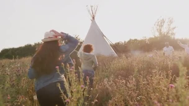 Kamp Alanı Boyunca Koşan Olgun Bir Grup Kadının Arka Görüntüsü — Stok video