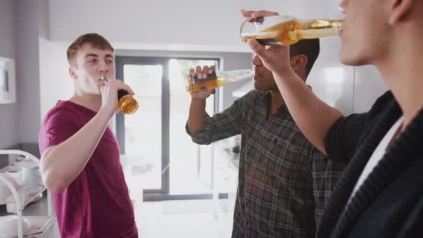 Ομάδα Αρρένων Φοιτητικών Φίλων Που Αράζουν Κοινόχρηστη Κουζίνα Πίνοντας Μπύρα — Αρχείο Βίντεο