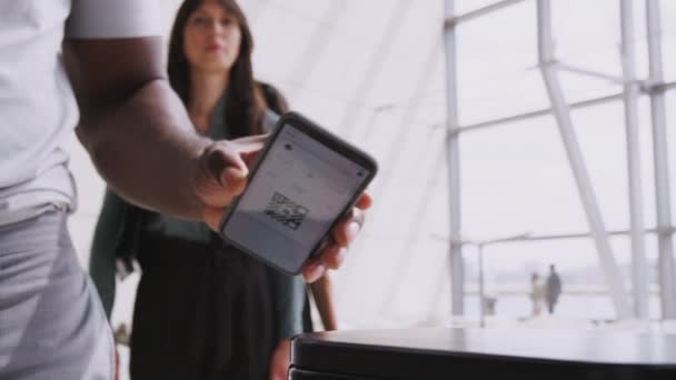 Primer Plano Del Hombre Negocios Que Utiliza Teléfono Móvil Con — Vídeo de stock