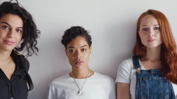 Modern Ofiste Duvara Yaslanmış Sıradan Giyinmiş Genç Bayan Adamlarının Yüzlerindeki — Stok video
