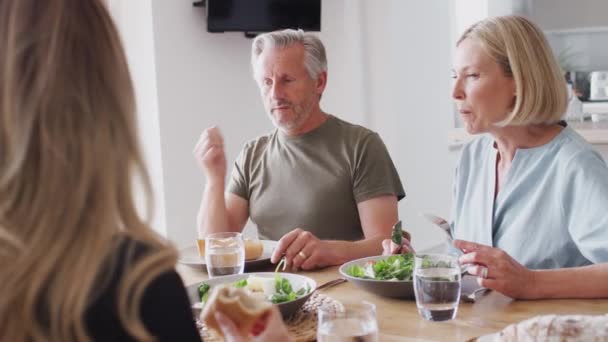 Gezin Met Senioren Ouders Volwassen Nakomelingen Zitten Rond Tafel Genieten — Stockvideo