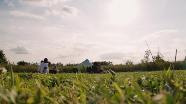 Bir Grup Olgun Arkadaş Çimenlerde Uzanıp Yoga Dersinin Sonunda Dinleniyorlar — Stok video