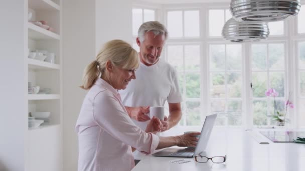 Senior Paar Thuis Zoek Naar Informatie Bijwerkingen Van Medicatie Online — Stockvideo